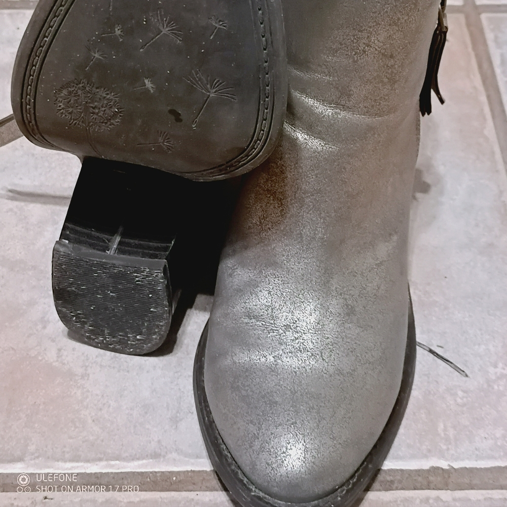 Boots - Picture 3 of 3